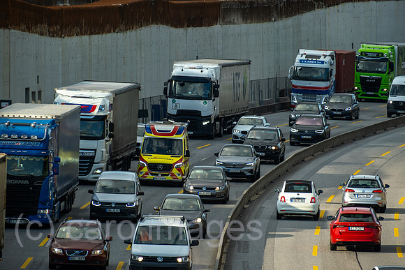 Deutschland, Hamburg - Dichter Verkehr auf der Autobahn A7 im Stadtgebiet wegen Baustelle