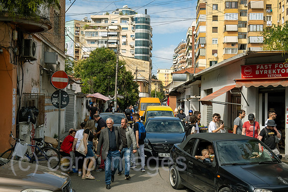 Albanien, Tirana - wuseliger Verkehr in einem Wohnbezirk im Zentrum