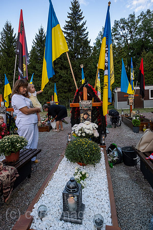 Ukraine, Lwiw - Grossmutter mit Enklin am Grab ihres Schwiegersohns auf dem Marsfeld, Ehrenfriedhof der gefallenen Lwiwer Soldaten im Ukrainekrieg