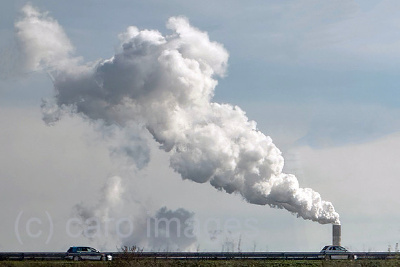 Schkopau, Deutschland, Rauchender Industrieschornstein