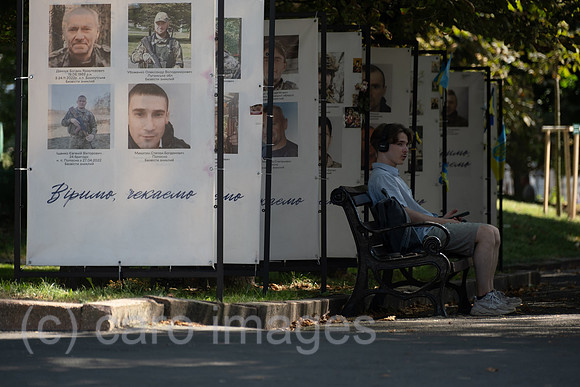 Ukraine, Lwiw - Foto-Projekt von Soldatenfrauen erinnert an ukrainische Soldaten der 24. Mechanisierten Brigade, die Kriegsgefangene sind oder als vermisst gelten