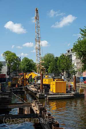 Niederlande, Amsterdam - Komplexe, schwimmende Baustelle zur Sanierung eines Gebaeudes im Grachtenguertel