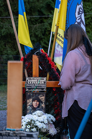 Ukraine, Lwiw - Witwe trauert am Grab ihres Manns auf dem Marsfeld, Ehrenfriedhof der gefallenen Lwiwer Soldaten im Ukrainekrieg