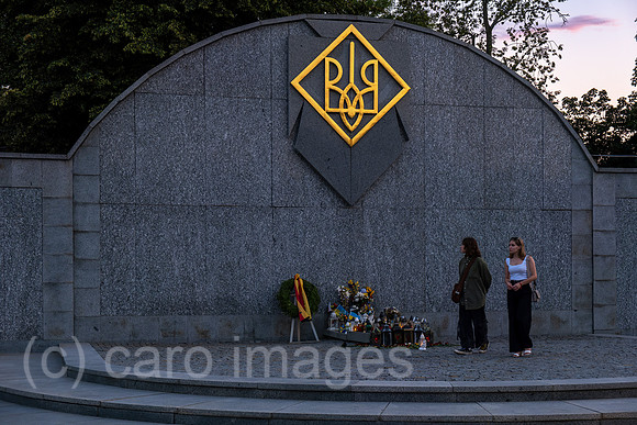 Ukraine, Lwiw - Wappen der ukrainischen Armee auf dem Marsfeld, Ehrenfriedhof der gefallenen Lwiwer Soldaten im Ukrainekrieg