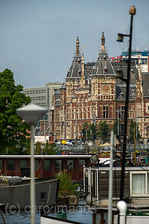 Niederlande, Amsterdam - Blick ueber den frueheren Meeresarm IJ auf die Centraal Station, vorne Hausboote