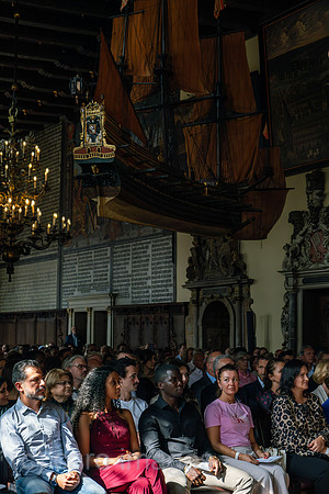 Deutschland, Bremen - Einbuergerungsfeier in der in der Oberen Rathaushalle, vorne die neuen Staatsbuerger