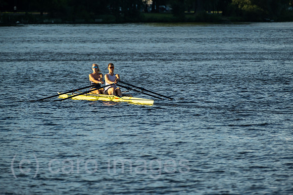 Deutschland, Hamburg - Zwei Ruderinnen auf der Aussenalster