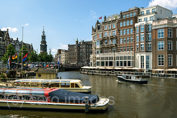 Niederlande, Amsterdam - Ausflugsboote und Nobelhotel De L'Europe an Auslaeufer der kanalisierten Amstel im Grachtenguertel