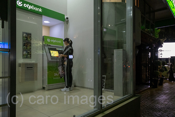 Albanien, Tirana - Kundin der otpbank am Geldautomaten, OTP Bank Rt. ist eine Bankengruppe in Zentral- und Osteuropa und die groesste ungarische Bank