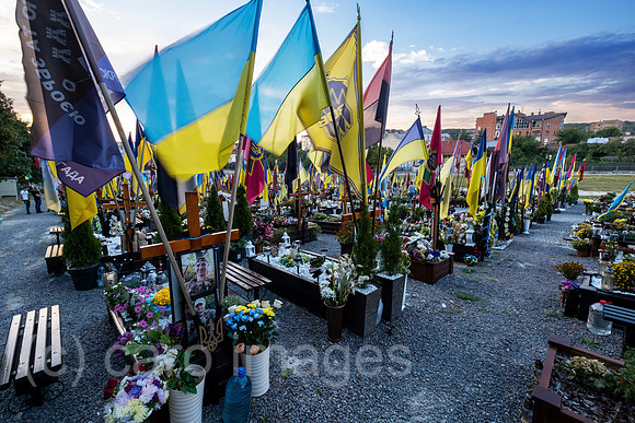 Ukraine, Lwiw - Das Marsfeld, Ehrenfriedhof der gefallenen Lwiwer Soldaten im Ukrainekrieg