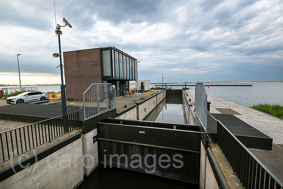 Niederlande, Amsterdam - Schleuse in IJburg, im Zuge des Wohnungsbauprogramm VINEX neu entstandener Stadtteil im Osten der Stadt dem Meer abgetrotzt
