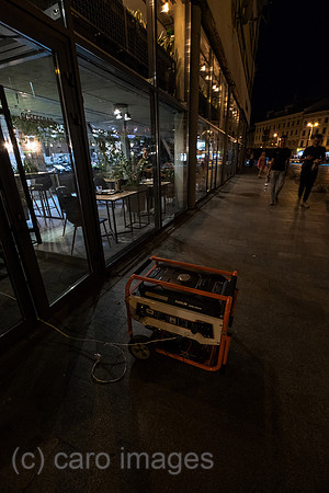 Ukraine, Lwiw - Strom vom Generator fuer Restaurant, wegen Stromabschaltungen durch Russlands Angriffe auf die Energieinfrastruktur