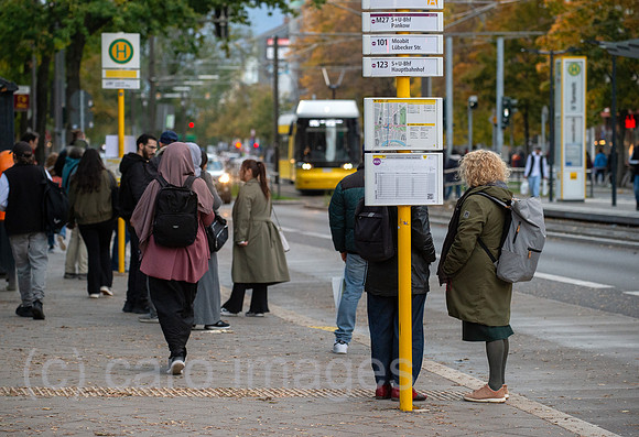 Berlin, Deutschland - Passanten an einer BVG-Haltestelle