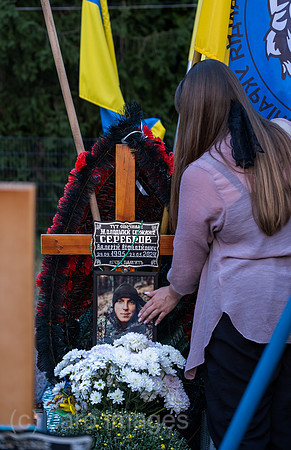 Ukraine, Lwiw - Witwe trauert am Grab ihres Manns auf dem Marsfeld, Ehrenfriedhof der gefallenen Lwiwer Soldaten im Ukrainekrieg