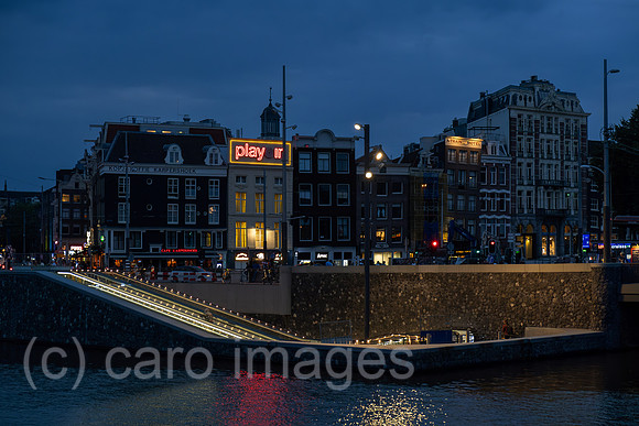 Niederlande, Amsterdam - Altbauten gegenueber der Centraal Station (Hauptbahnhof), vorne eine Rolltreppe in den Untergrund