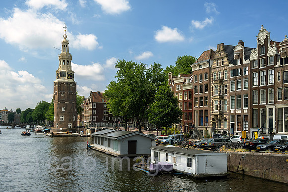 Niederlande, Amsterdam - Grachtenguertel, links Montelbaanstoren, Wachturm aus dem 16. Jahrhundert, damals Teil der Stadtmauer