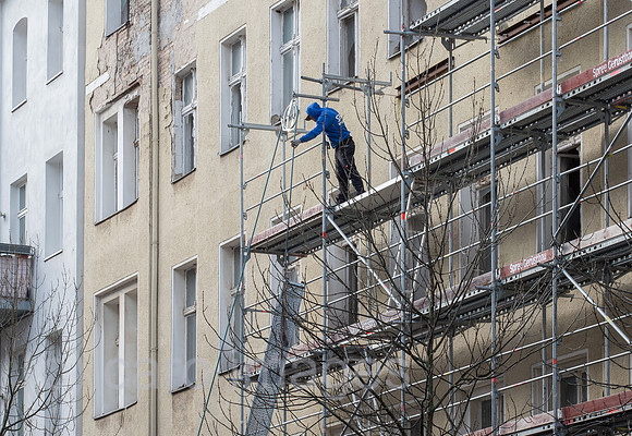 Berlin, Deutschland - Geruestbau an einem Wohnhaus