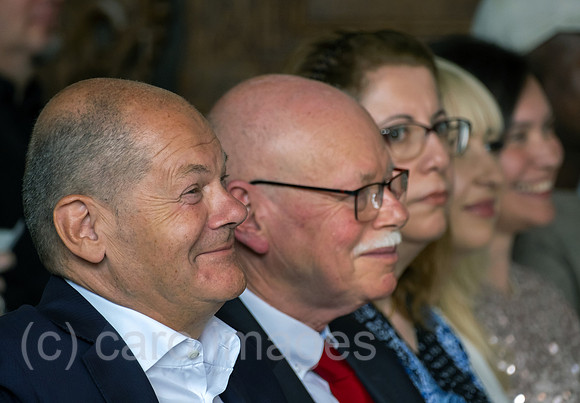 Deutschland, Bremen - Einbuergerungsfeier in der in der Oberen Rathaushalle, von links nach rechts Bundeskanzler Olaf Scholz, Bremer Innensenator Ulrich Maeurer, neue Staatsbuerger