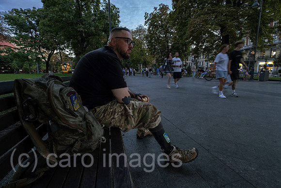 Ukraine, Lwiw - Invalider, amerikanischer Veteran, der auf Seite der Ukraine in der Internationalen Legion kaempfte, auf dem Prospekt Swobody