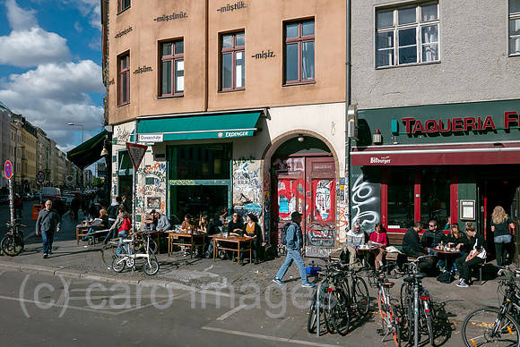 Deutschland, Berlin - Strassencafe am Rio-Reiser-Platz (Oranienstrasse) im Stadtteil Kreuzberg