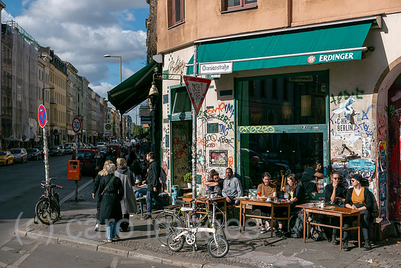 Deutschland, Berlin - Strassencafe am Rio-Reiser-Platz (Oranienstrasse) im Stadtteil Kreuzberg