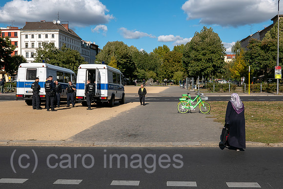 Deutschland, Berlin - Strassenszene mit Bereitschaftspolizei am Oranienplatz im Stadtteil Kreuzberg