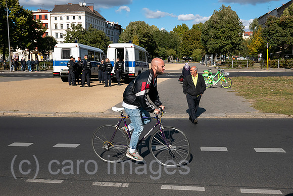 Deutschland, Berlin - Strassenszene mit Fahrradfahrer Bereitschaftspolizei am Oranienplatz im Stadtteil Kreuzberg