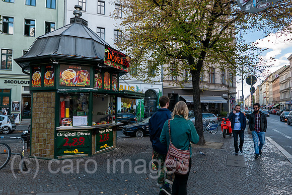 Deutschland, Berlin - Doener-Imbiss und Passanten am Rio-Reiser-Platz (Oranienstrasse) im Stadtteil Kreuzberg