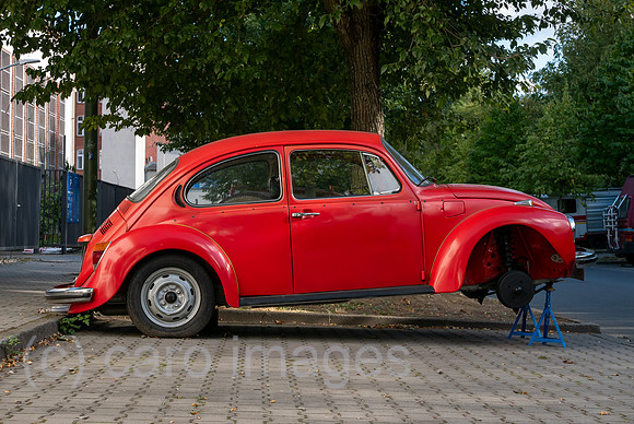 Deutschland, Berlin - aufgebockter, roter VW Kaefer