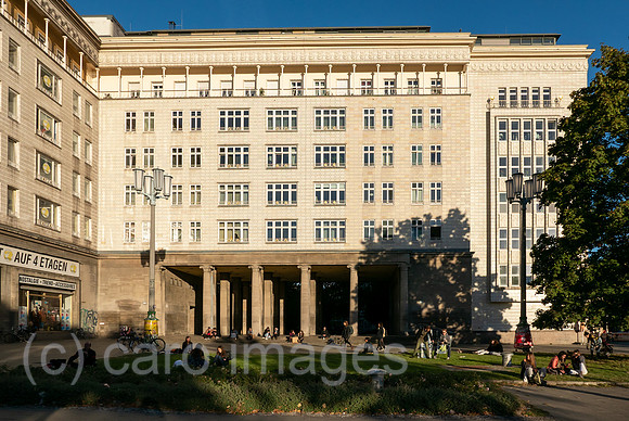 Deutschland, Berlin - Wohngebaeude im Zuckerbaeckerstil aus der DDR-Zeit an der Franfurter Allee in Friedrichshain (beim Frankfurter Tor)