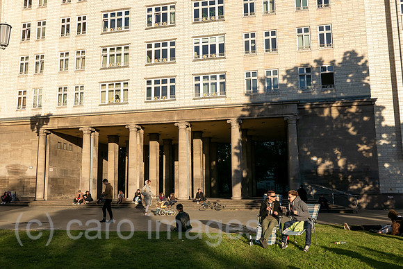 Deutschland, Berlin - Wohngebaeude im Zuckerbaeckerstil aus der DDR-Zeit an der Franfurter Allee in Friedrichshain (beim Frankfurter Tor)