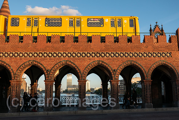 Deutschland, Berlin - Die neogotische Oberbaumbruecke (1896) ueber die Spree zwischen Berlin-Friedrichshain und Kreuzberg, Wahrzeichen des Bezirks Friedrichshain-Kreuzberg