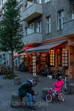 Deutschland, Berlin - Strassenszene im Wrangelkiez, im Stadtteil Kreuzberg