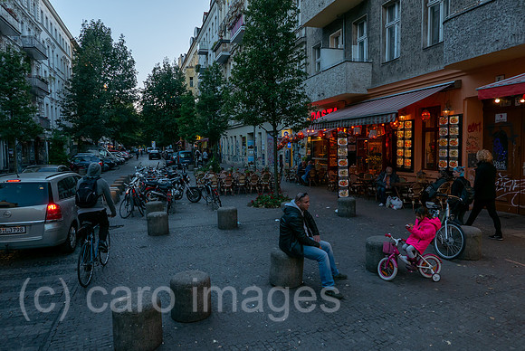 Deutschland, Berlin - Strassenszene im Wrangelkiez, im Stadtteil Kreuzberg