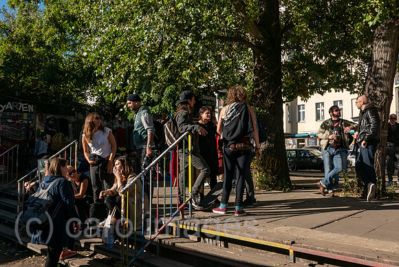 Deutschland, Berlin - Leute aus der alternativen Szene am Eingang zum Flohmarkt RAW auf dem RAW-Gelaende im Stadtteil Friedrichshain