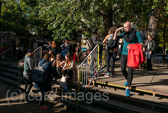 Deutschland, Berlin - Leute aus der alternativen Szene am Eingang zum Flohmarkt RAW auf dem RAW-Gelaende im Stadtteil Friedrichshain