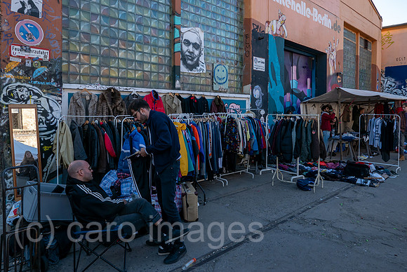 Deutschland, Berlin - Flohmarkt RAW immer am Wochenende auf dem RAW-Gelaende im Stadtteil Friedrichshain