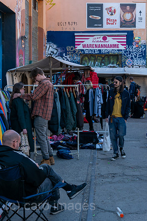 Deutschland, Berlin - Flohmarkt RAW immer am Wochenende auf dem RAW-Gelaende im Stadtteil Friedrichshain