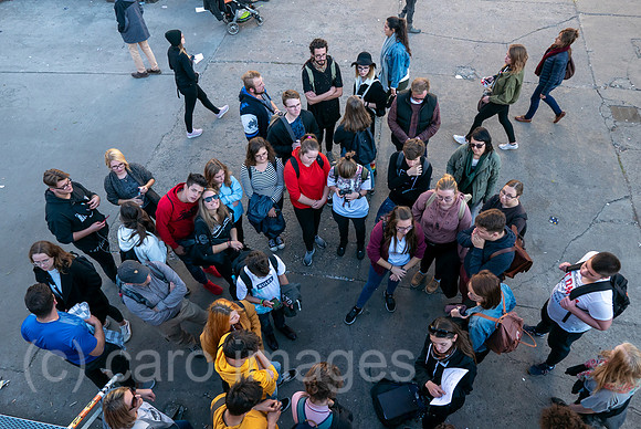 Deutschland, Berlin - Gruppe von jungen Leuten mit Reiseleitung beim Flohmarkt RAW auf dem RAW-Gelaende im Stadtteil Friedrichshain