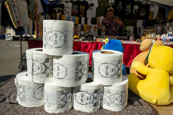 Ukraine, Lwiw - Verkauf von Souvenirs und Kleidung, dabei Klohpapier mit Putins Visage und einem deftigen Spruch, Abkuerzung steht fuer Putin ist ein Schwanz (Putin chuilo)