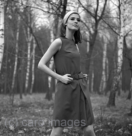 Berlin, Deutsche Demokratische Republik, Werbeaufnahme fuer Modezeitschriften: Model zeigt im Wald die neueste Damenmode