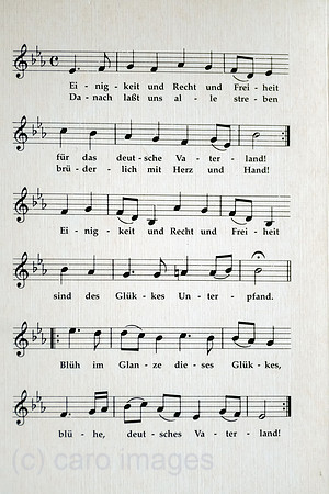Deutschland, Bremen - Die Deutsche Nationalhymne mit Noten auf einem Buchruecken