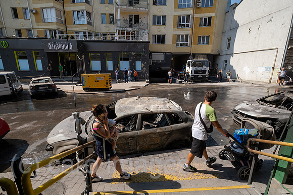 Ukraine, Lwiw - Ukraine-Krieg: Nach russischen Angriff mit Drohne und Rakete auf Wohnviertel im Zentrum (7 Tote, ca. 30 Verletzte)