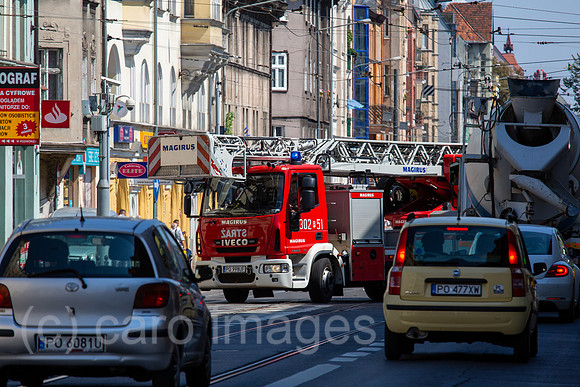 Polen, Poznan - Feuerwehr und Autos auf der Ulica Dabrawskiego, Hauptstrasse im Stadtteil Jezyce