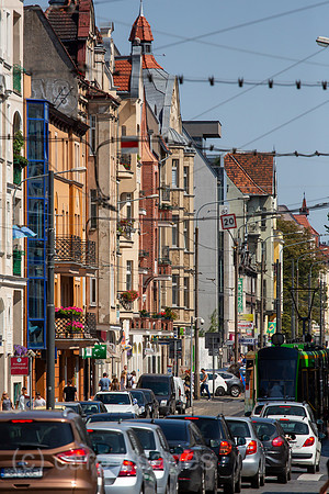 Polen, Poznan - Autos und Strassenbahn auf der Ulica Dabrawskiego, Hauptstrasse im Stadtteil Jezyce