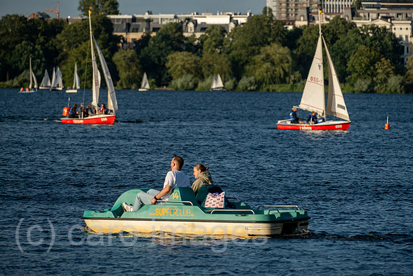 Deutschland, Hamburg - Paar in Tretboot und Segelboote auf der Aussenalster