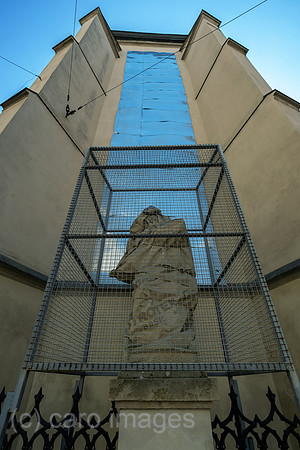 Ukraine, Lwiw - Splitterschutz fuer eine Skulptur vor einer Kirche (Lateinische Kathedrale Mariae Himmelfahrt) am Rynok (Marktplatz) wegen des russischen Angriffskriegs