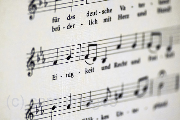 Deutschland, Bremen - Die Deutsche Nationalhymne mit Noten auf einem Buchruecken
