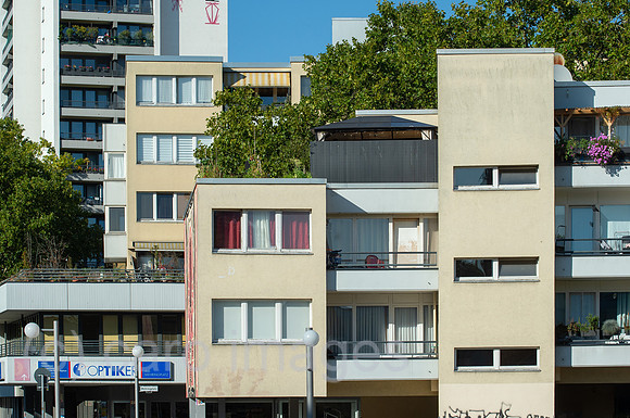 Berlin, Deutschland - Wohnbebauung am Mehringplatz in Kreuzberg