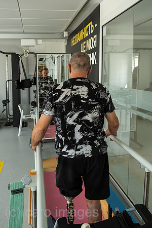 Ukraine, Lwiw - Reha-Zentrum UNBROKEN, spezialisiert auf Therapie von Kriegsverletzungen und Anpassungen von Prothesen, Veteran trainiert mit Beinprothese